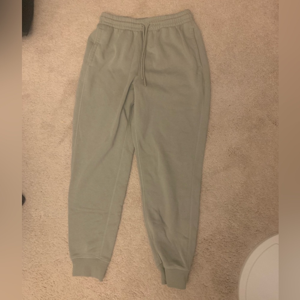 Size medium… Color is a green tan color, great fit didn’t match with my outfits